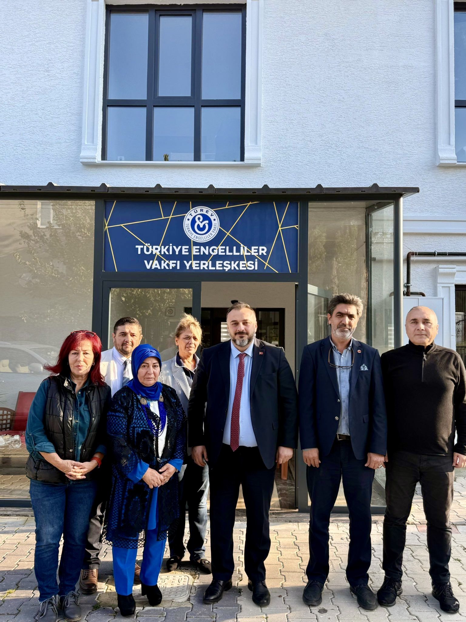 3 Aralık Dünya Engelliler Günü vesilesiyle, toplumumuzun en kıymetli bireyleri arasında yer alan engelli vatandaşlarımızı bir kez daha saygıyla anıyor; kendilerine yönelik sevgi, destek ve dayanışma duygularımızı güçlü bir şekilde ifade ediyoruz.