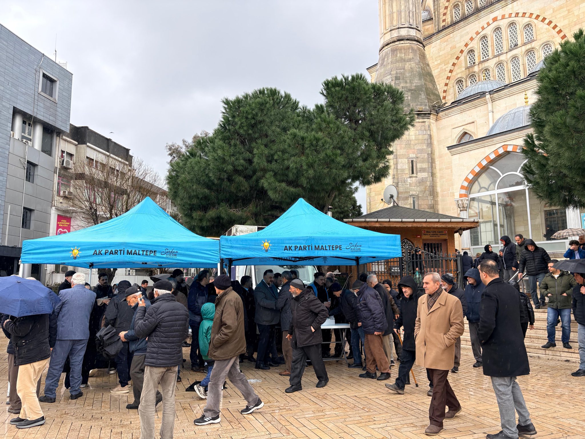 Maltepe’de Çifte Bayram Coşkusu: Cuma Namazı Çıkışında Vatandaşla Buluşma