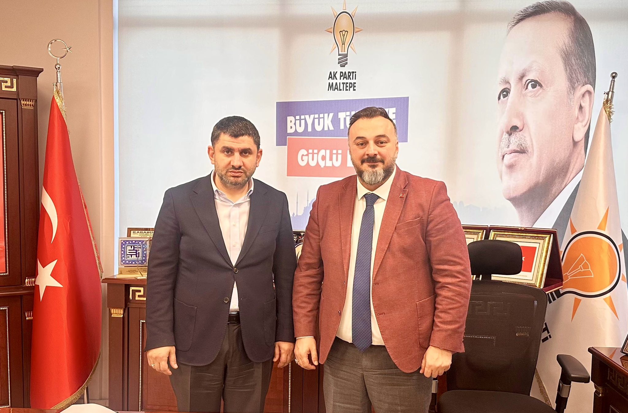 AK Parti Teşkilat Başkan Yardımcımız, İstanbul Milletvekilimiz Yahya Çelik; İstanbul'un Marmara Denizi'ne kıyı güzide ilçesi Maltepe'de, İlçe Başkanımız Sayın Serkan Bahadır'a resmi bir ziyaret gerçekleştirilmiştir.