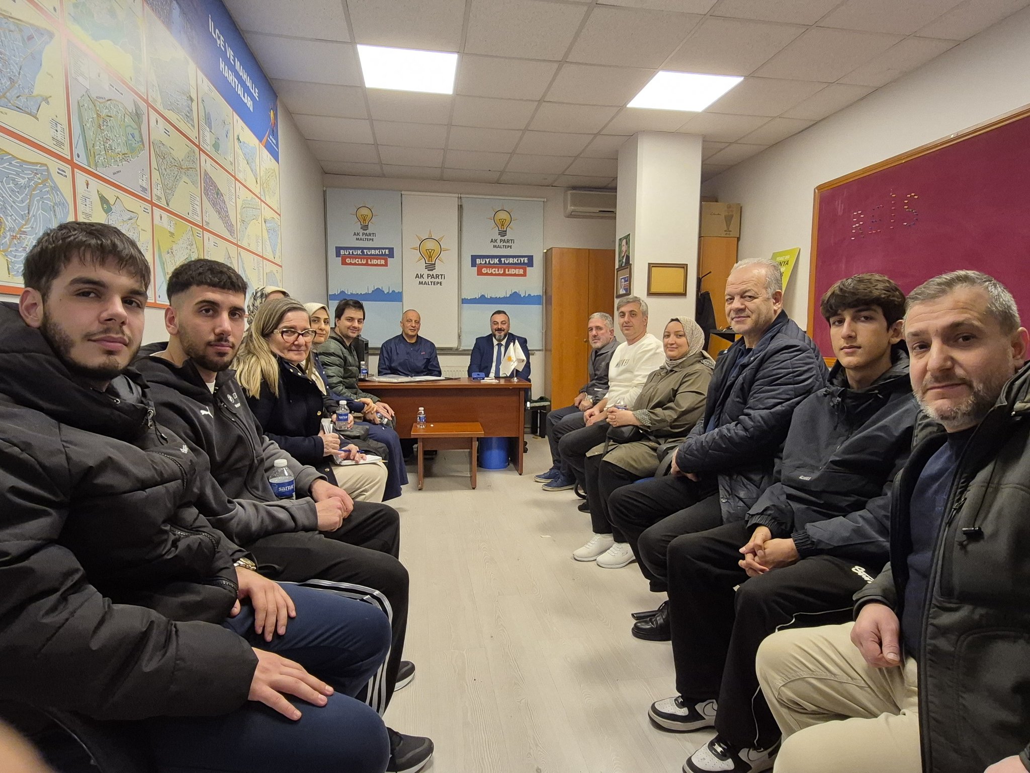 Kurumsal yapımızın temelini oluşturan mahalle teşkilatlarımızın güçlendirilmesi ve koordinasyonunun sağlanması amacıyla, bugün itibarıyla on farklı mahallemizde eş zamanlı Mahalle Yönetim Kurulu toplantıları başarıyla gerçekleştirilmiştir.