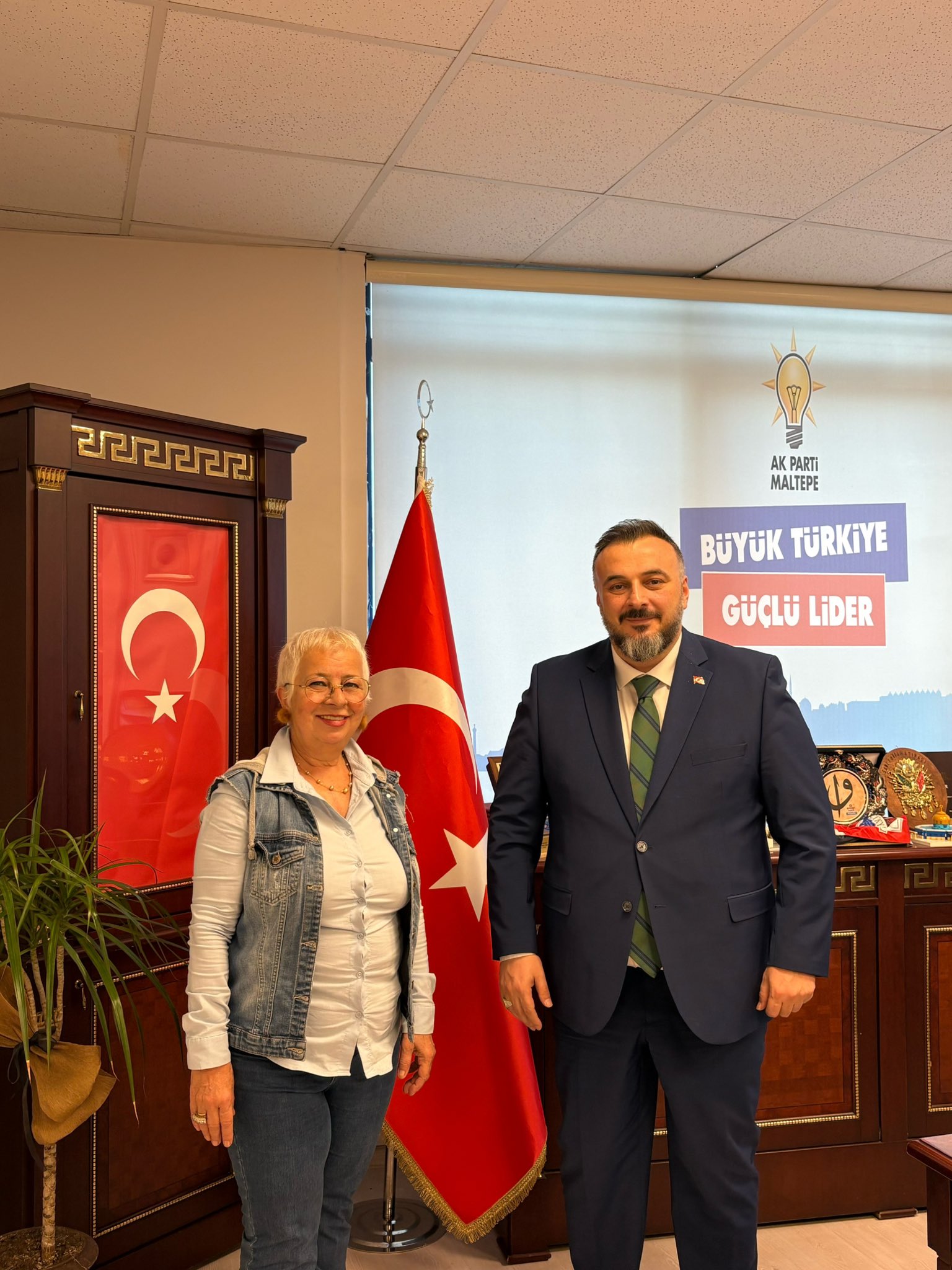 Yerel basınımızın değerli emektarlarından, Katılımcı Maltepe’nin imtiyaz sahibi Sayın Melek Köseler’e, İlçe Başkanlığımıza gerçekleştirdiği nazik ziyaret ve bizlerle paylaştığı hoş sohbet için teşekkürlerimi sunarız.