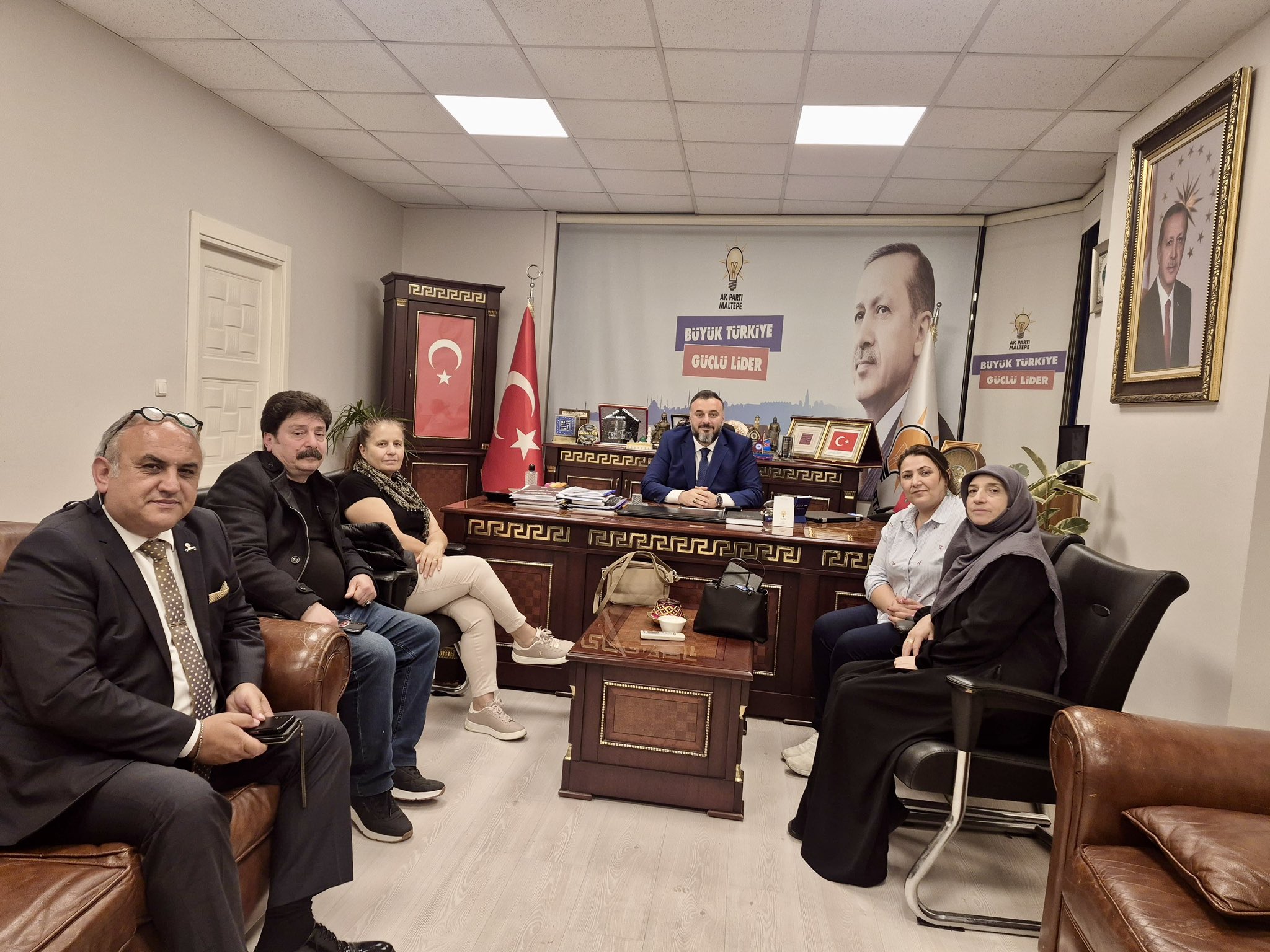 Gülensu Mahallesi Muhtarımız Sayın Nilüfer Akkaya'ya, İlçe Başkanlığımıza gerçekleştirdikleri nazik ziyaretleri için teşekkür ederiz.